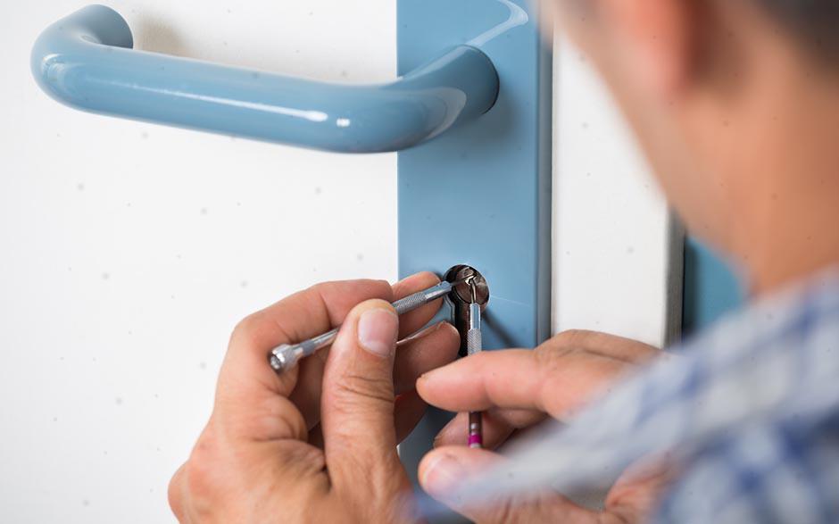 ouverture de porte claquée serrurier Issou